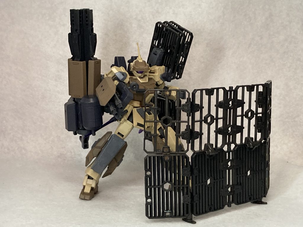 背面中央に装備されている設置式バリケードは文字通り地面に設置展開することで友軍機や自機の防御壁として機能