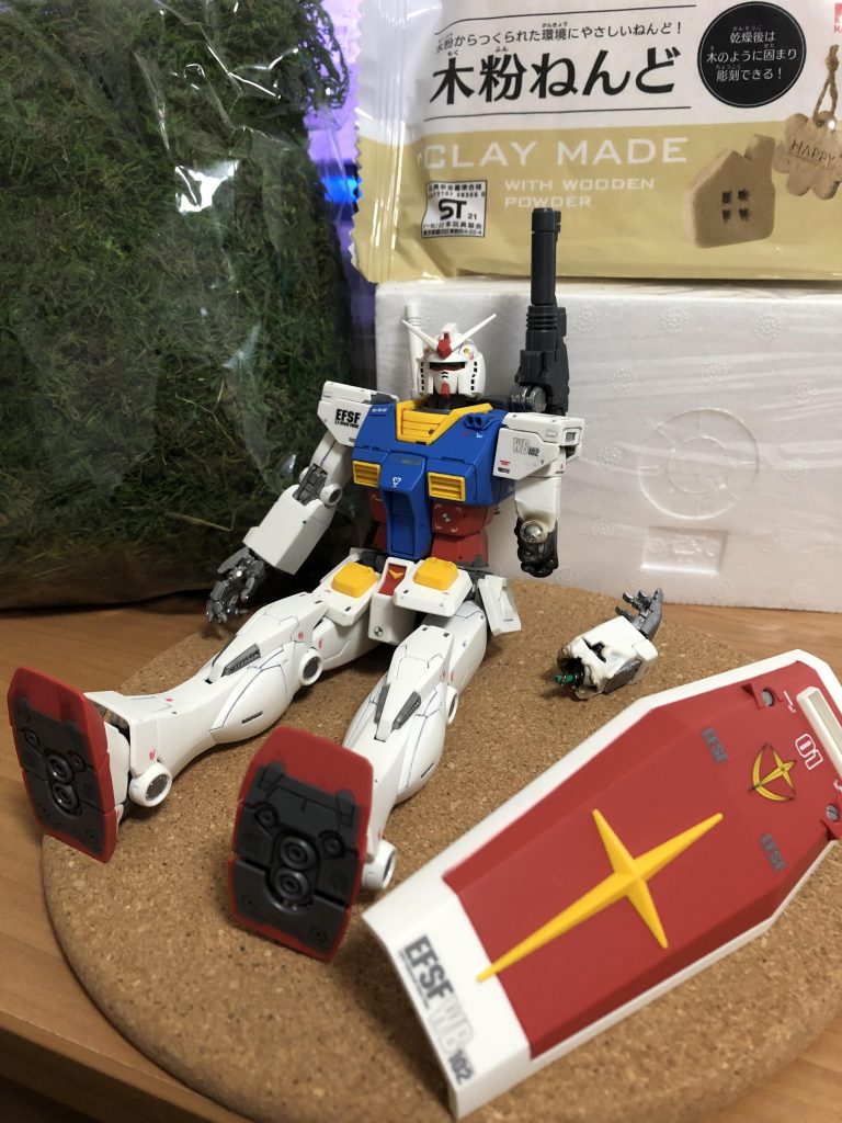 100均で買ってきたコルクコースター、ねんど、発泡スチロール、葉っぱみたいなやつです。映ってませんが、アクリル絵の具も100均で買いました。