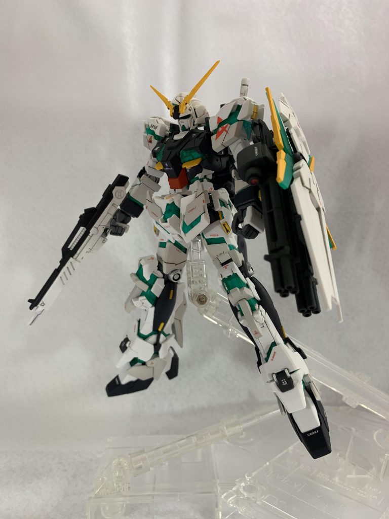 通常形態。首を0.5m延長してます。思ったより足の関節が曲がりません。ただプロポーションは個人的に素晴らしく思いますので首以外はほとんどいじっていません。胸に加工した小さなプラ板を1枚貼り付けたぐらいです。