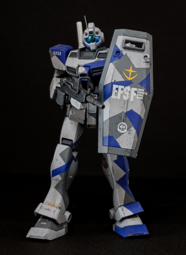 武装して。マシンガンは陸戦系キットで余りまくる100mmマシンガンにしました。頭部はアンテナを真鍮パイプとアルミ線に変更。バルカンを開口し、ゴーグルやセンサーは偏光ミラージュシートを貼りました。