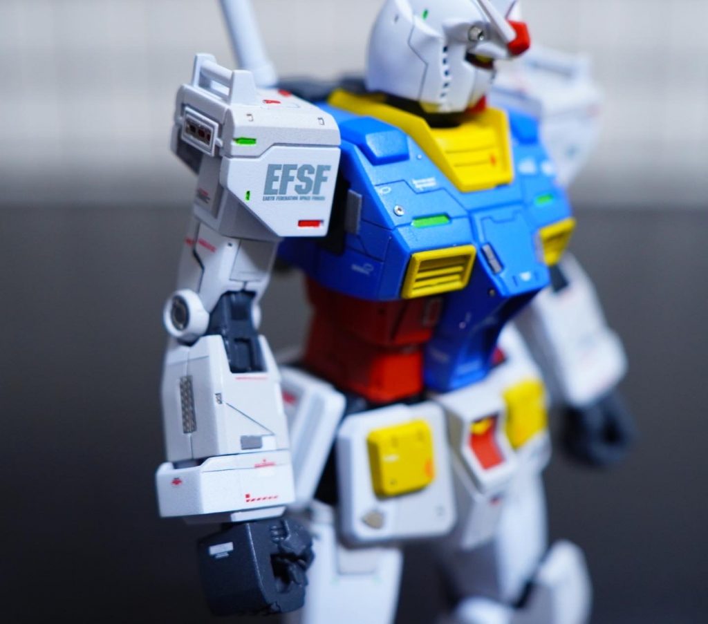 細かくデカールを貼り、位置はほとんどUNLEASHEDに寄せています。MGのウイングゼロのデカールを一部切り取って使ったりしています。