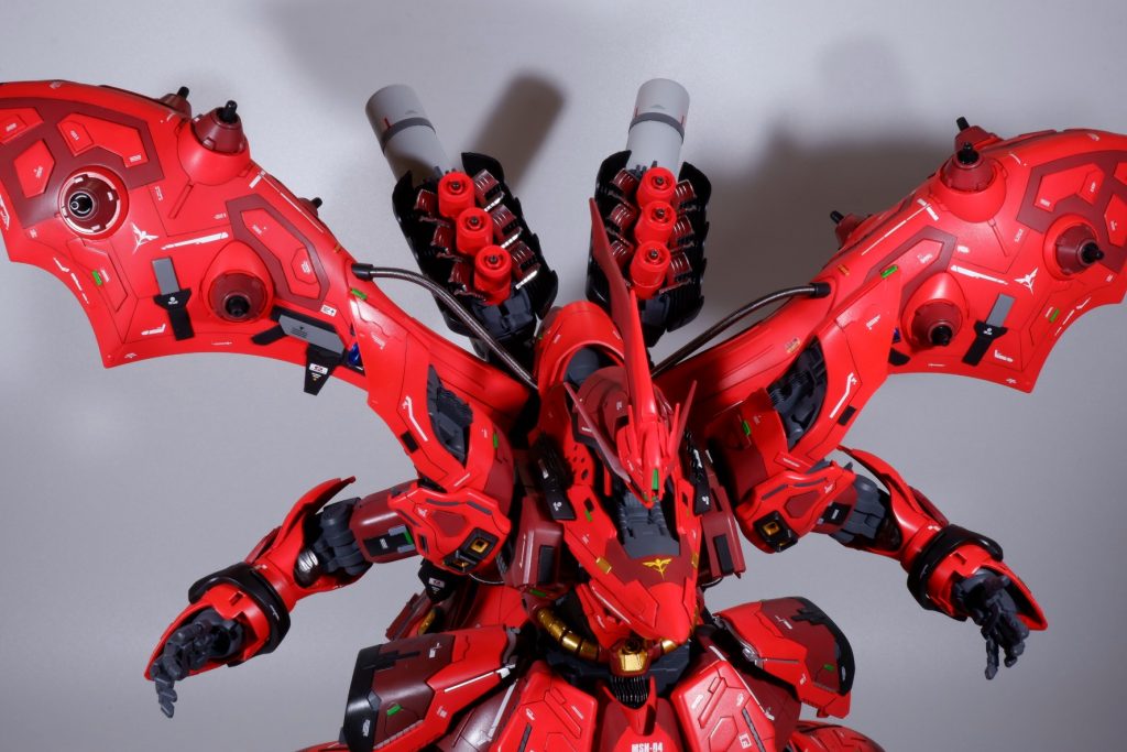 ファンネル両機の物を採用し、計16基あります。サザビーの物はバックパックを加工してラックを付けました。