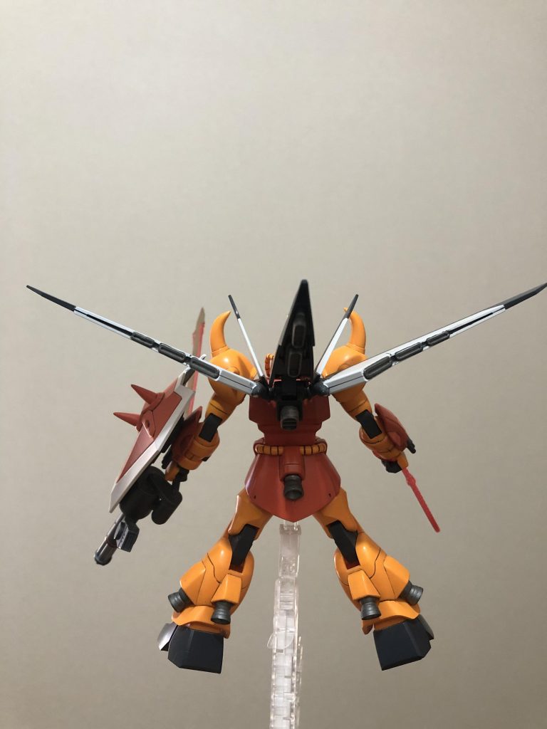 一応前塗装です。昔よく売っていた３本セットのキット専用カラーを使用してます。ガトリングはジャンクのイザーク専用ザクウォーリアから流用