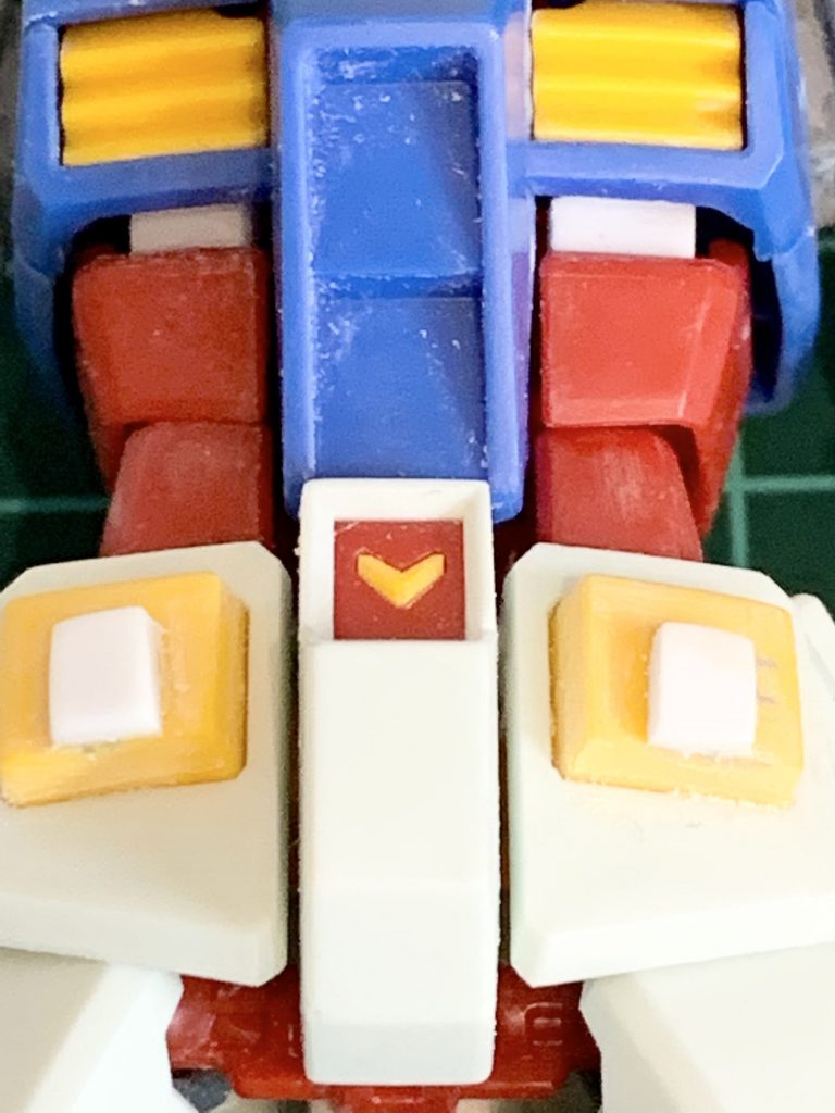 胸の中が見えてしまうのでプラ板貼り付けてました。