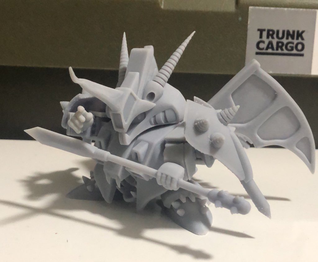 プリンターから出したての時。ここから全身をやすりがけし、スジボリや奥まった部分を全て掘り直しました。