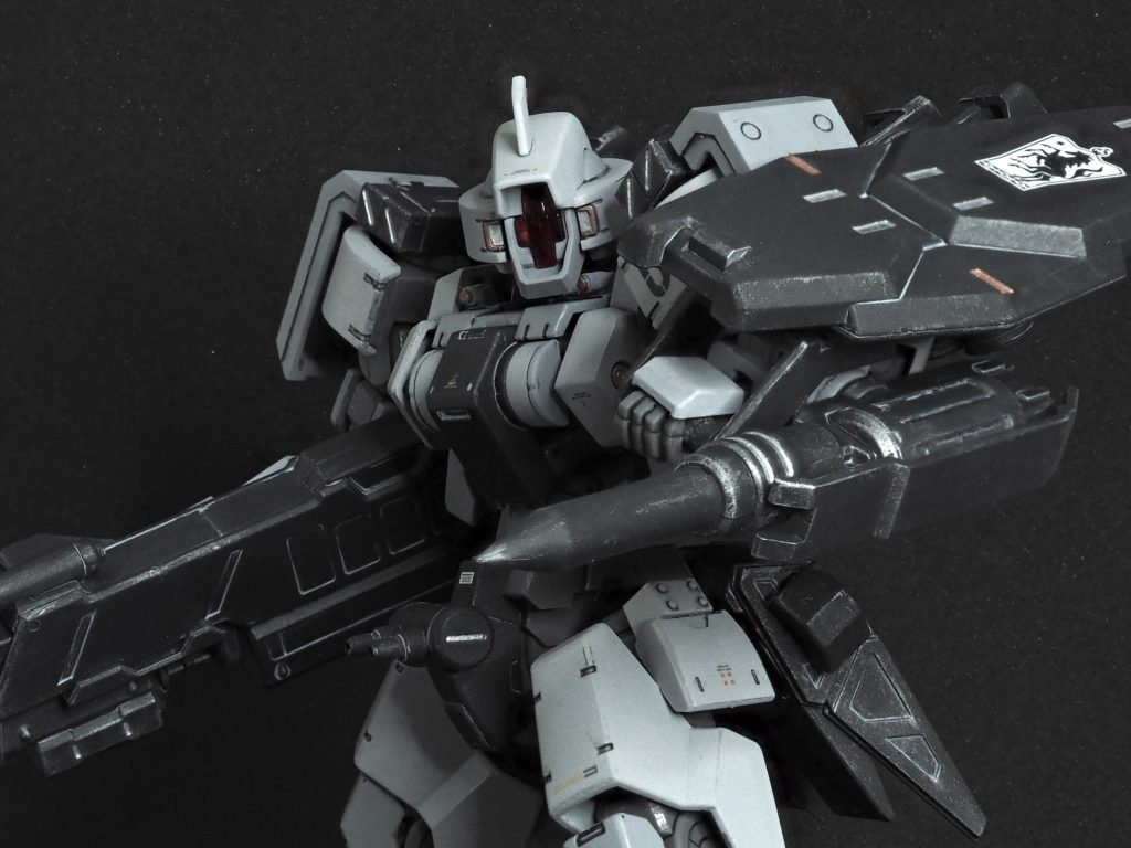 パイルバンカーをぶち込まねばならないという謎の使命感のために、MSオプションセットと市販パーツで作成。斧も装備させたかったんですが、ごちゃつきすぎたので断念。鉄血シリーズはゴツい格闘兵器が違和感なく装備できて素晴らしいですね！