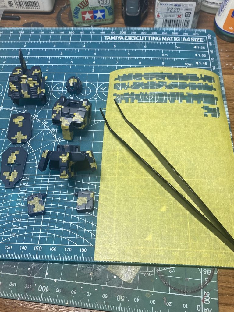 以前デジタル迷彩塗装した時は自分でマスキングに書いたものを使ってましたが、今回はハイキューパーツさんのマスキングを使用これは便利です♪