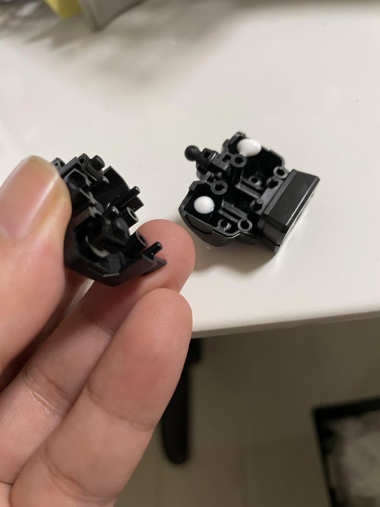 小学生で組んだ時に肩が緩くなった記憶が有ったのでボンドを流し込んで接続強度を上げてみました。