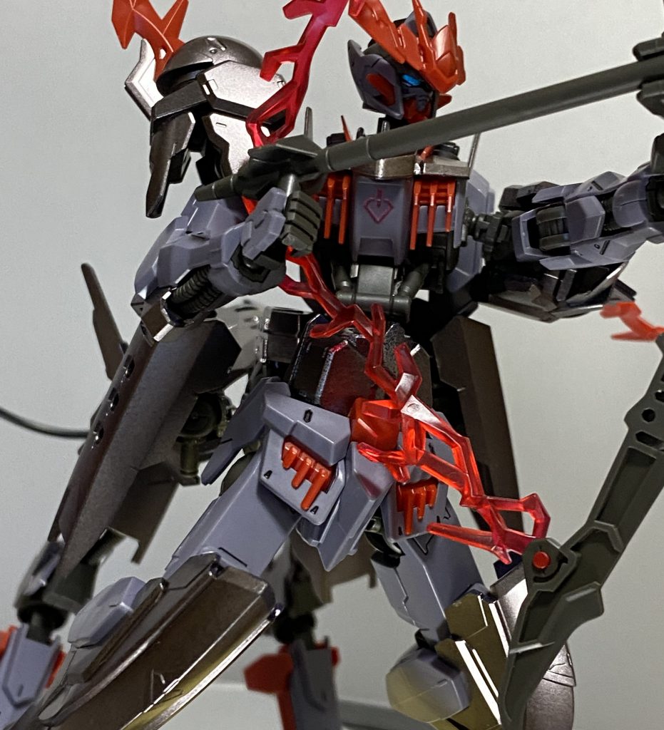 射撃姿勢ランナー塗装ではあるがそのままでは乗り切らない部分やゲート跡などはレタッチしている通常のアイアンブラッドコーティングのキットもガンダムマーカーのヘビーガンメタリックがほぼ同じ色なのでレタッチが可能ただしガンダムマーカーそのものがコーティング塗膜を侵食するので塗りすぎ注意