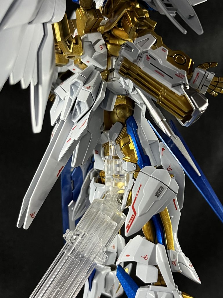 アップ画③横から。Ωの脚部はデザイン・装飾ともに使いやすかったです。色々な方の改造作品を見ていると使用率は中々に高く思えます。ただ、足(足首から先)は天のハイヒールを使用しました。特に弄ることもなくポリキャップを換えるだけで変更出来ました。