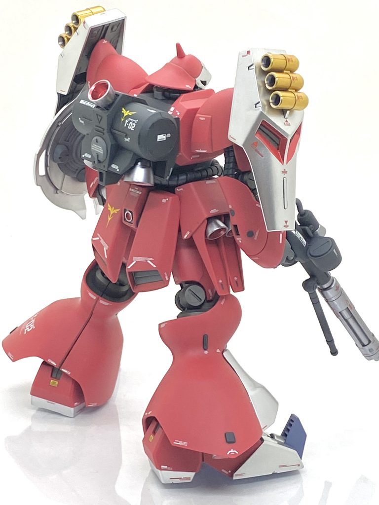 その後にバーニアやビーム・ガトリングガンをシルバーより全然暗い色のフレームメタリック(2)を吹くのですが・・・こちらもマスキングが甘かったり、表面処理が甘くて傷が目立ってしまうなど散々な目に合いました。バーニア内部まで漏れてしまったのはまたマスキングしてメタリックレッドを塗り、ビーム・ガトリングガン部にありました傷は赤のデカールで誤魔化しましたが・・・先端部だけ相当にデカールを貼ったのでやや煩めになってしまいましたが傷が目立つよりはマシだと思います。