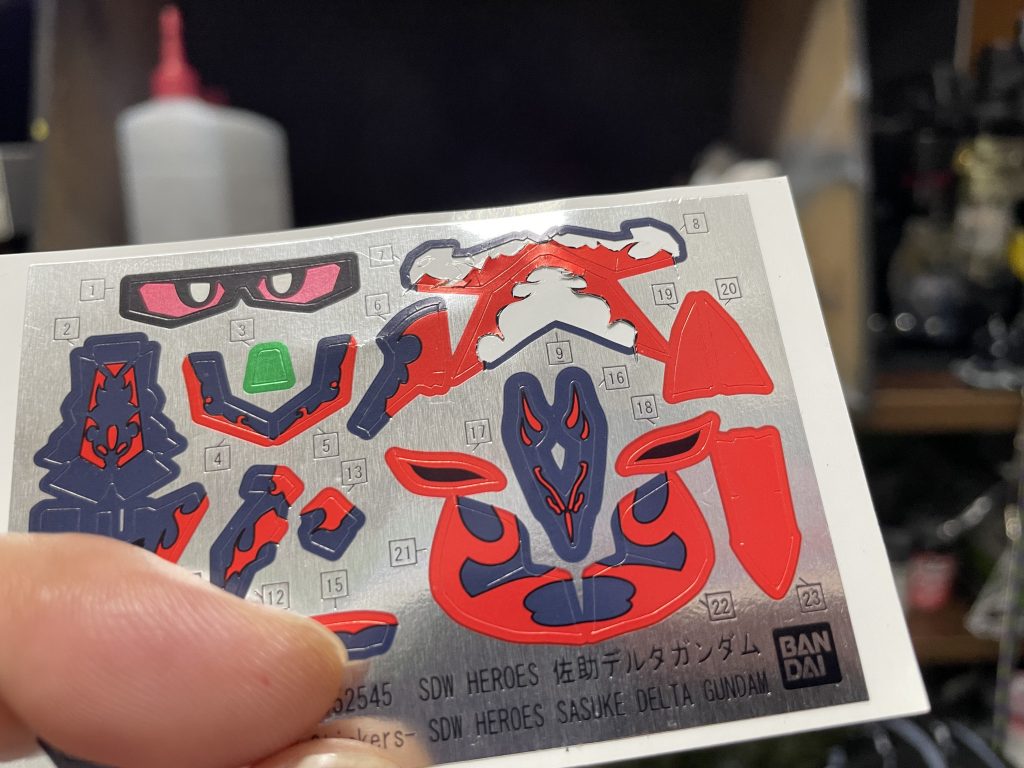 模様はシールを切り出した余白でマスキングしてます。溶剤でシールの糊がベチョベチョにならないかちょっと心配だったのでシールの上から更にマスキングして塗装しました。