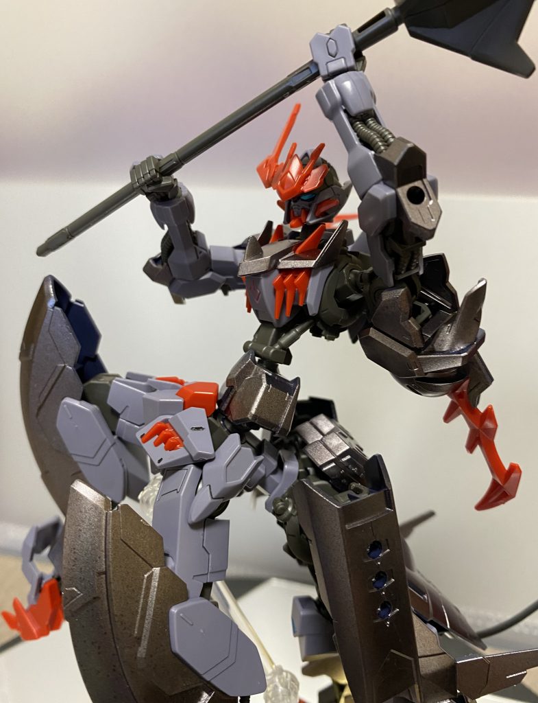 特徴的な脚部装甲をランナー塗装したもので、他のランナーについていた外装パーツは塗装せず元キットのままとした…全塗装が面倒になったので