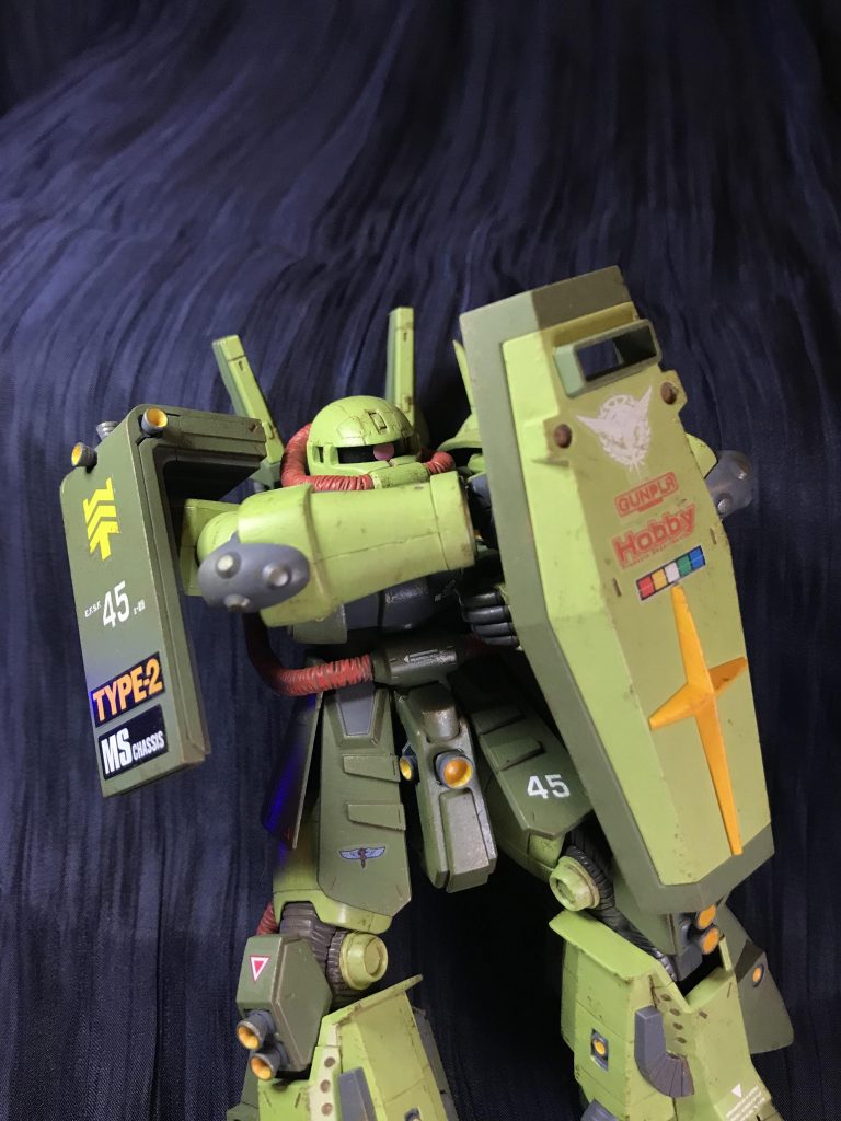 シールドはメカゴジラの厄介な踏んづけ攻撃に何回か耐えられます、耐えようよというビジュアル的説得力です。大丈夫、ガンダムは背中で耐えた！