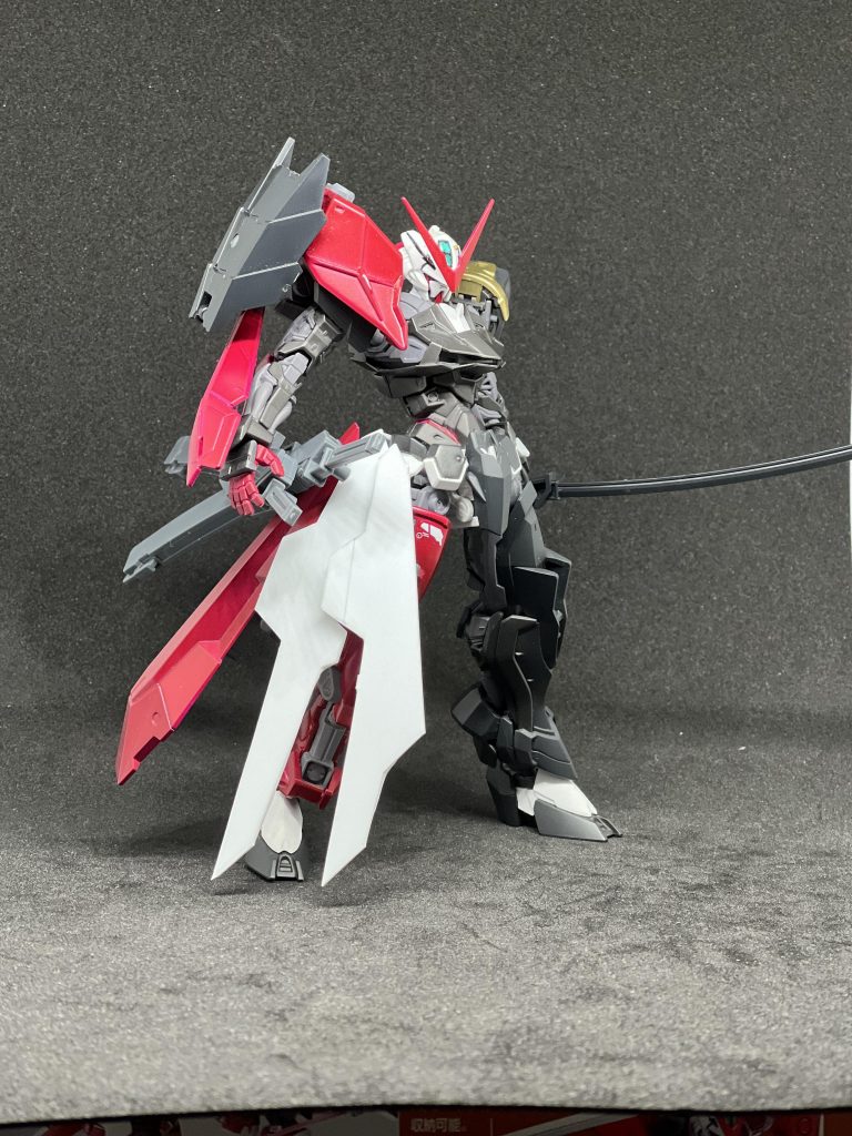 【第3段階】覚悟を決め、バインダーを1からプラ板から切り出し、全体のイメージが固まってきた頃っス右肩の盾と刀は30MMから貰ってるっスねこの辺りでロードアストレイΩの発売が決定し、パーツを取り込むことを決めました