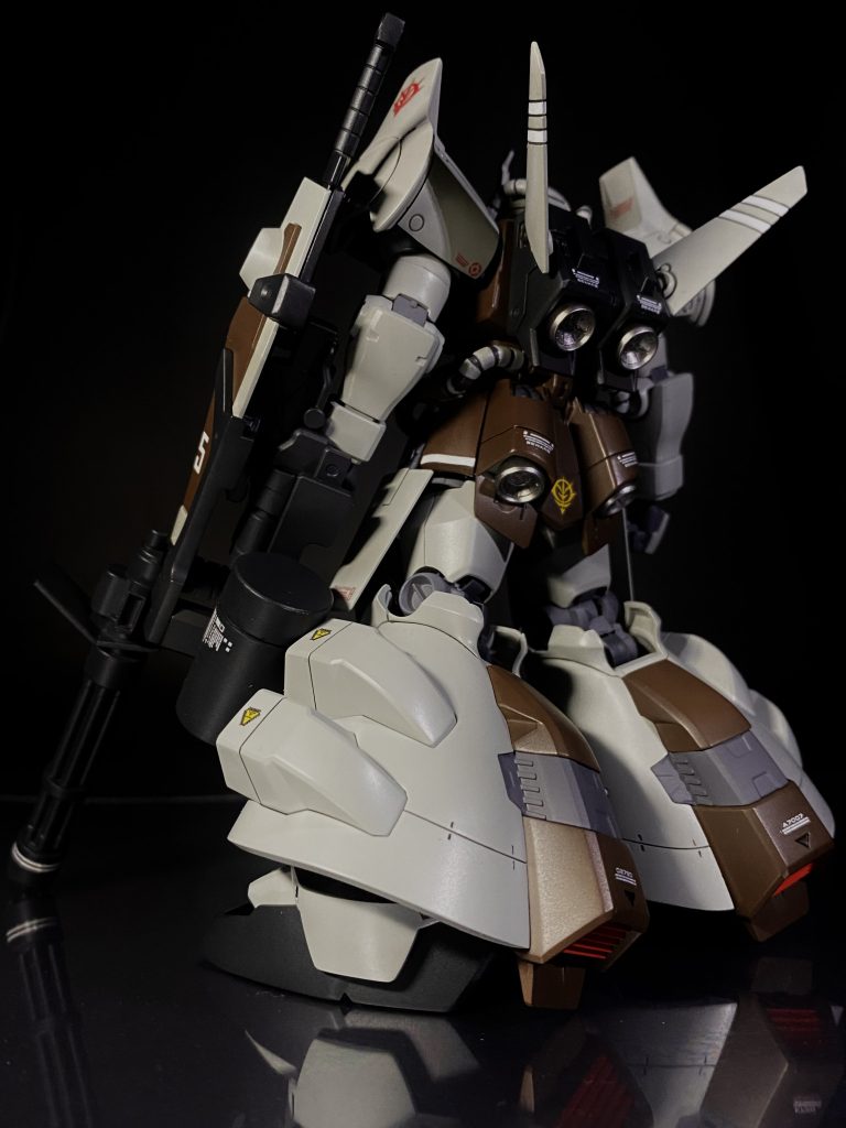 バックショット。こちらもボリューミーですが、パーツ分割が秀逸で何も弄らず。バックパックの羽部分の白ラインのみ塗り分けしました。