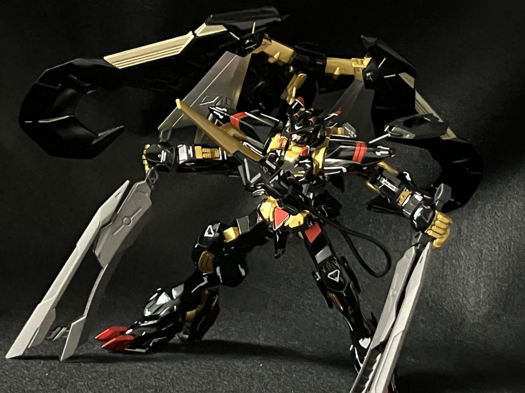 立ち姿⑨背中にフル装備ならバランスが取れるのですが、羽根だけになると自立が難しくなります。ですが、ある程度の支えがあれば前傾姿勢は可能。機体コンセプトにも合うので、怪我の功名というか奇跡というか。