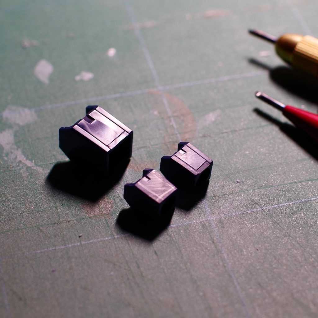 各部1/100のグレイズのディテールを参考に、モールドを追加しています。