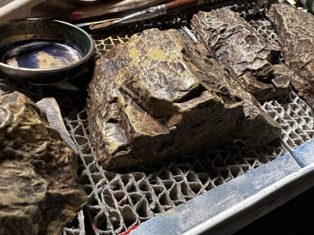 岩です。全て筆塗りです。