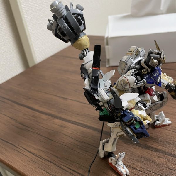 バルバトスルクスレプスプロトと並行してオリ武器企画用に作成中の武器ブースター付きギガントアームです！こちらは以前つくった斬艦刀っぽいやつをバラして作ってます！デカすぎ重すぎて、よく立てたなと思います！（2枚目）