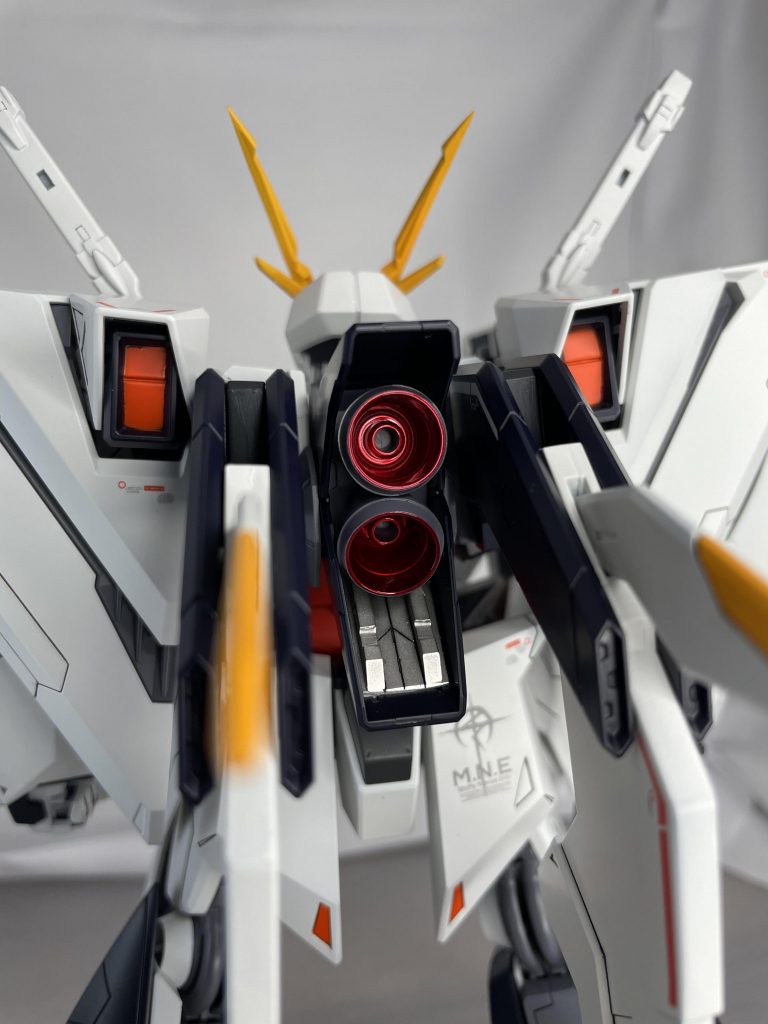 スタンドを持ってないのでポージングが残念ですが…それでもカッコ良く写るクスィーガンダムは流石です笑個人的なお気に入りはバーニア内部の赤ですね！上手く塗れたと思ってます！！