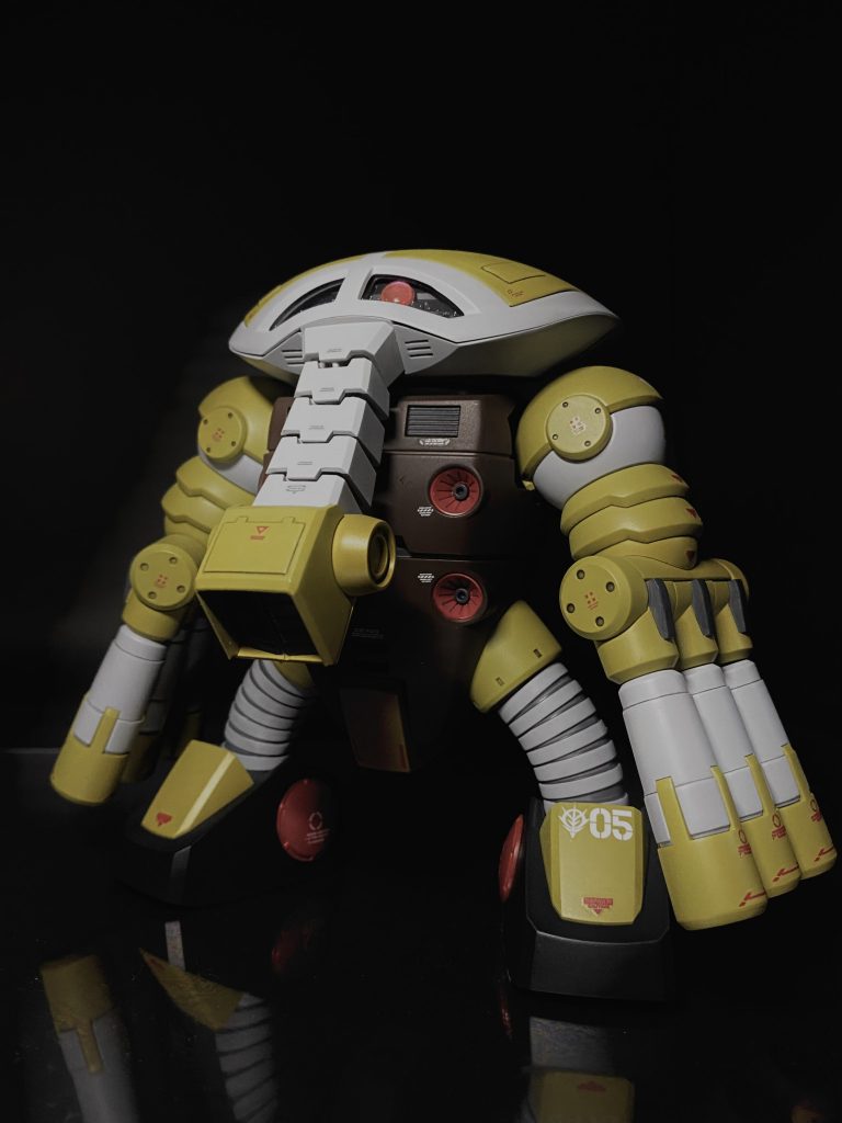 正面ショット。水泳部のいいところは改修しなくても出来がいいキットが多いところ。パーツ構成もシンプルであっという間に作れます。合わせ目消しは一通りやりました。あとは素組です。カラーリングはMSVオリジナル準拠で。