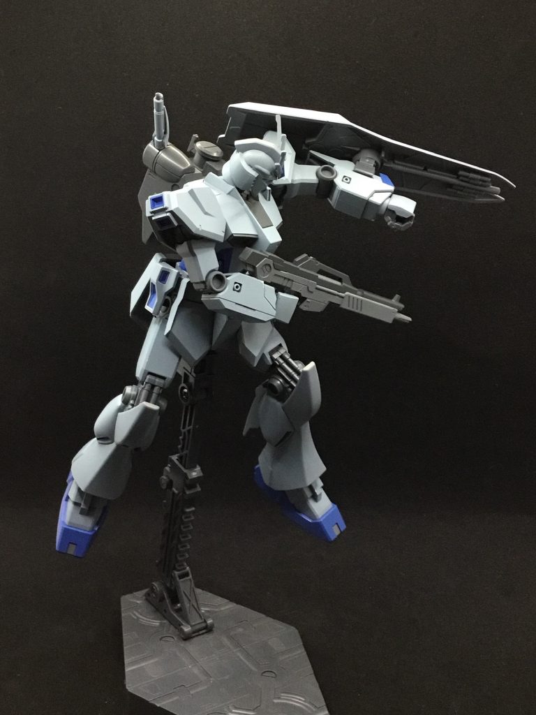 初代ガンダムを意識したポージング。