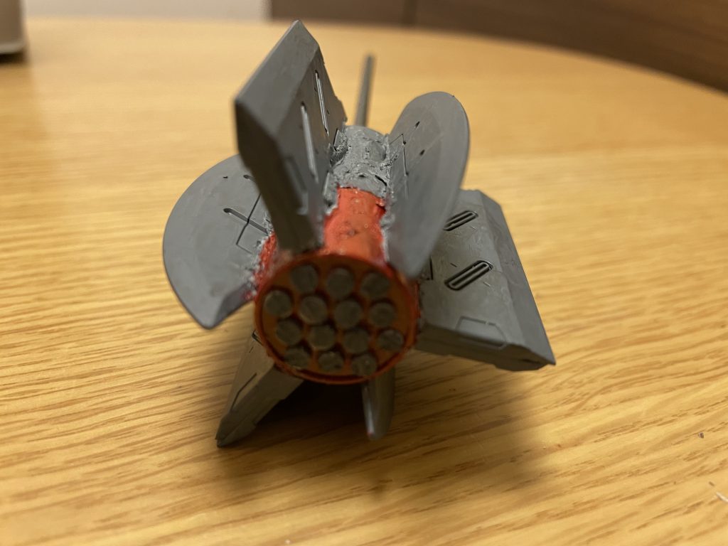 解説ガンダムデスサイズヘルカスタムの追加装備の大型ハンマーであり、14連装式のミサイルランチャーを内蔵した複合兵装。同じ主武装のハイパービームサイズと比較すると、あちらは斬撃力と接近戦に特化しているのに対して、こちらは遠近双方に対応する破壊力に特化している。内部構造大容量の爆薬コンテナが内蔵されており、ミサイルの生成機能も搭載している為、後述のミサイルランチャーの要として機能する。爆薬コンテナも含めて、全体的に堅牢な内部設計になっている為、核ミサイルの直撃をも凌ぎ切る程の強度と耐久性を有する。ハンマー自体を盾として使えるだけでなく、コンテナ誘爆の危険性も解消されており、仮に何かしらの外的要因で誘爆しても本機もハンマーも無傷で済むとされている。