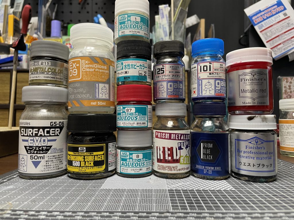 使用塗料。個人的にプリズムブルーブラックの使い所が見出せなかったのでちょうどいいかなぁなんて。赤い部分はプリズムメタリックレッドゴールド×レッドバイオレットの上にフィニッシャーズのメタリックレッドをサッと砂吹きしてます。撮影すると普通にメタリックレッドですね。