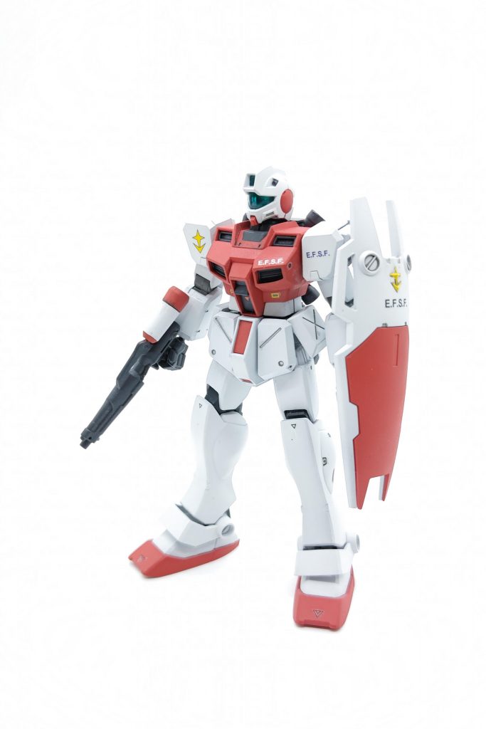 武装はビーム・ガン、ビームサーベル。シールド裏には90mmブルパップマシンガンの弾倉が成型されています。