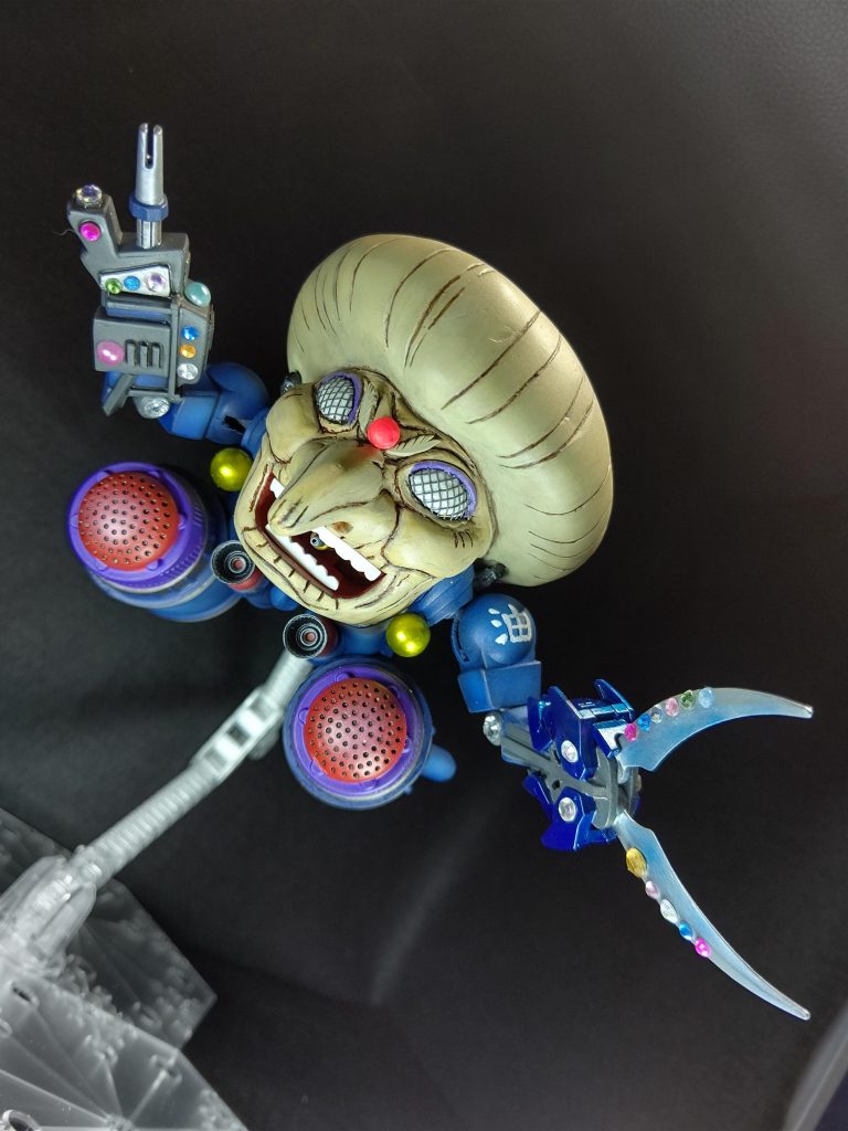 迫り来るBBA右腕には“お客様とて許せぬ砲”左腕には鋭利なハサミ