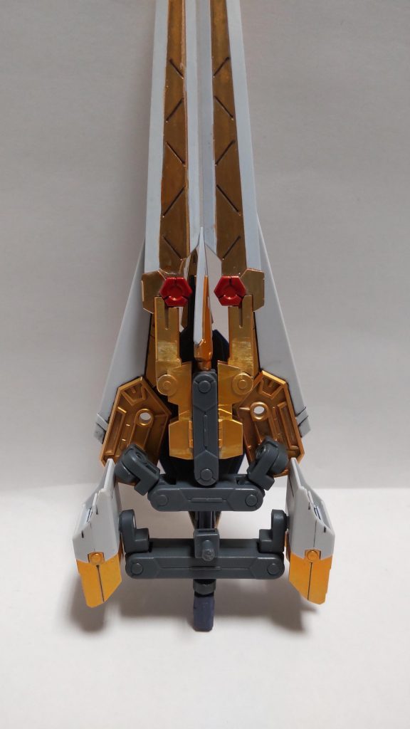 タクティカルアームズ天衝は、MSソード01とバトルアームアームズとジャンクの組み合わせ。柄以外は差し替え無しでフライトユニットに変形します。かなり重いのでスタンドがないと支えきれません…