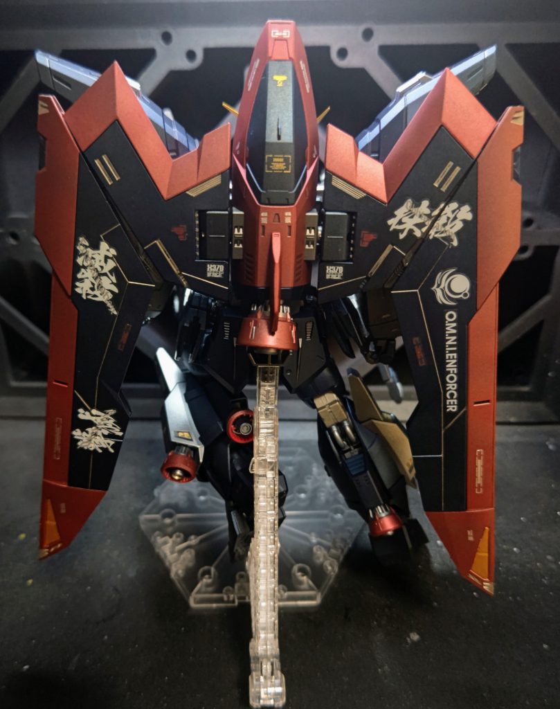 メインカラーはGXメタルダークブルー。黒のパーツは全てこれですね。他はスターブライトアイアン、スターブライトゴールド、アイスシルバー、GXメタレッド、部分塗装にエナメル塗料でチタンシルバーとチタンゴールド。バックパックの背面ウイングは付属のシールで表現されたクロトの台詞『抹殺！滅殺！撃滅！』を全部貼りましたw