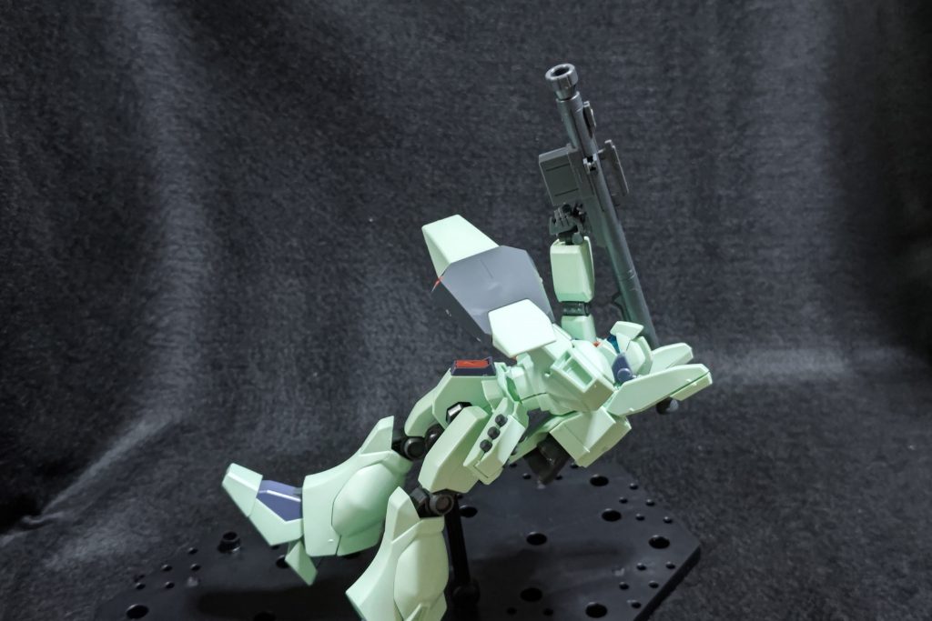 エコーズ仕様のジェガンのバズーカを構えて