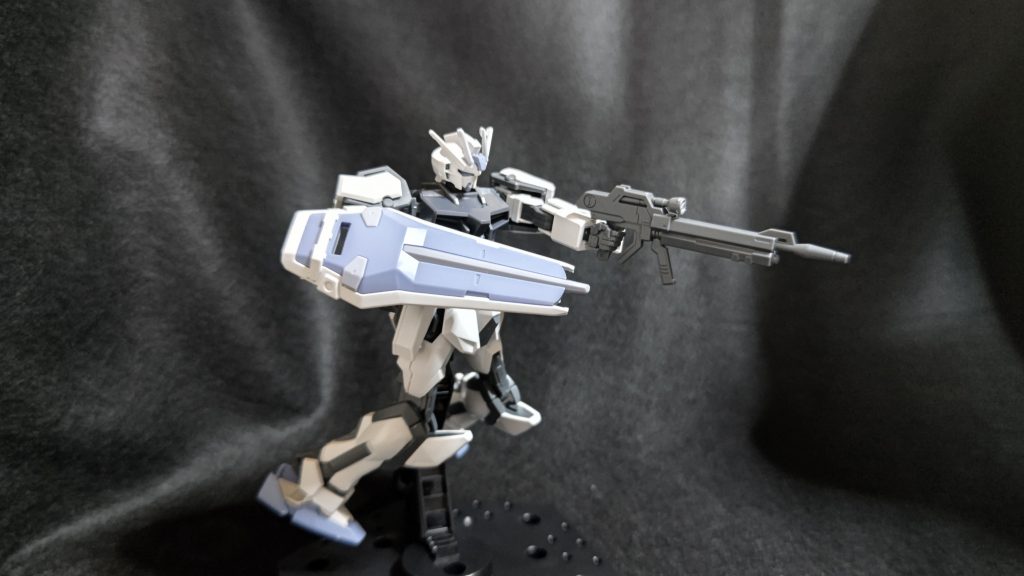 オーソドックスにライフルを構えてのショット。