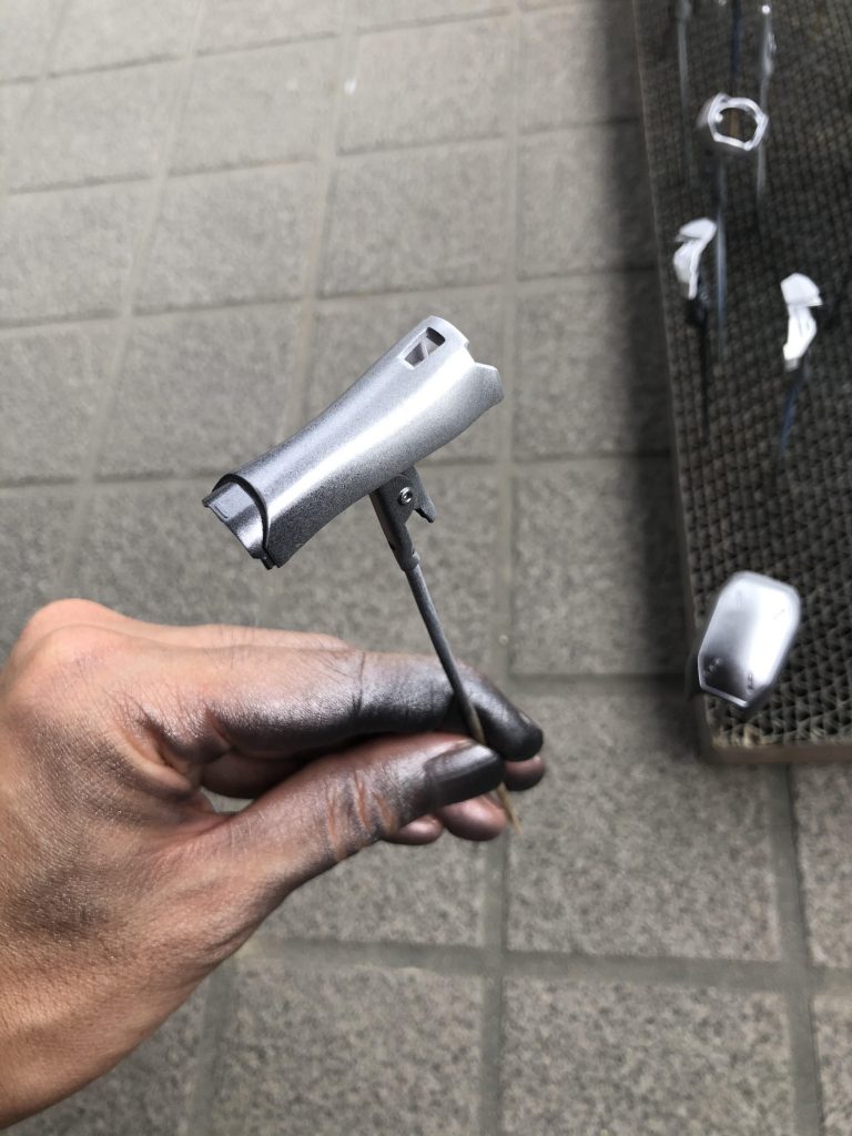 白は下地に黒サフ→シルバー→ホワイトです。黒サフとシルバーをグラデーションにしましたが、あまり効果はないかも‥ 