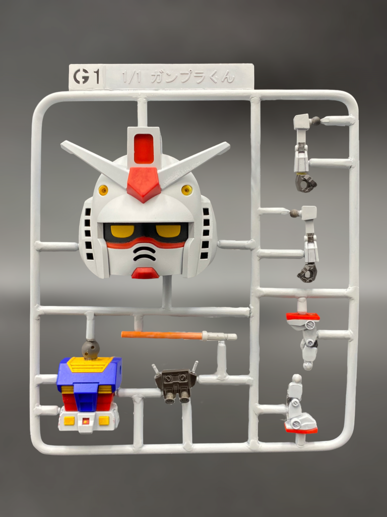 という訳でこうなりました。4角以外の曲面はプラ棒を曲げて作るにあたり難易度が高いため妥協しましたが、原作の雰囲気は出せたと思います。