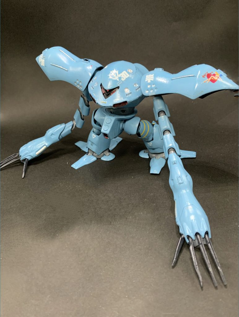 全体像はこんな感じ、お目々がつぶらであまり顔が見ることができなかったので、赤からピンクにモノアイの色を変えました。