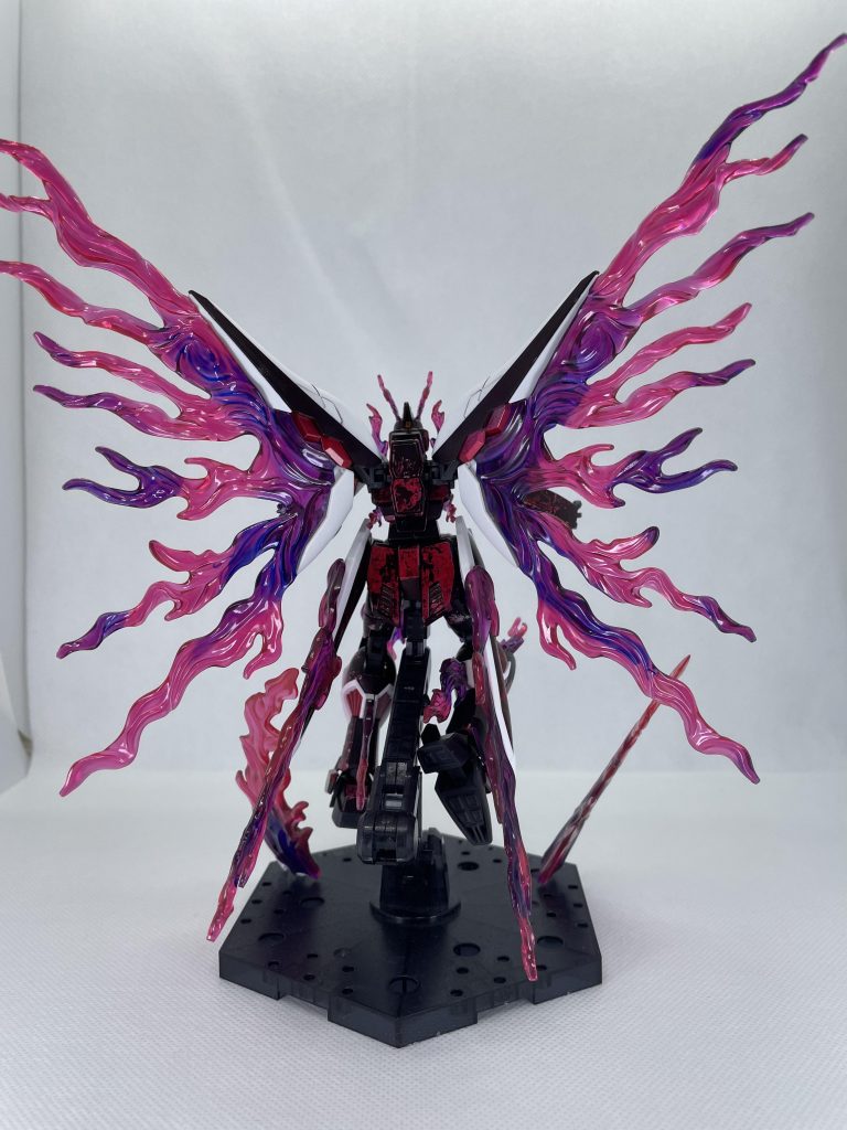 ファントムライトは上から部分塗装でクリアーブルーを吹きかけました。ゴーストガンダム同様所々、紫のファントムライトが出るように作成。