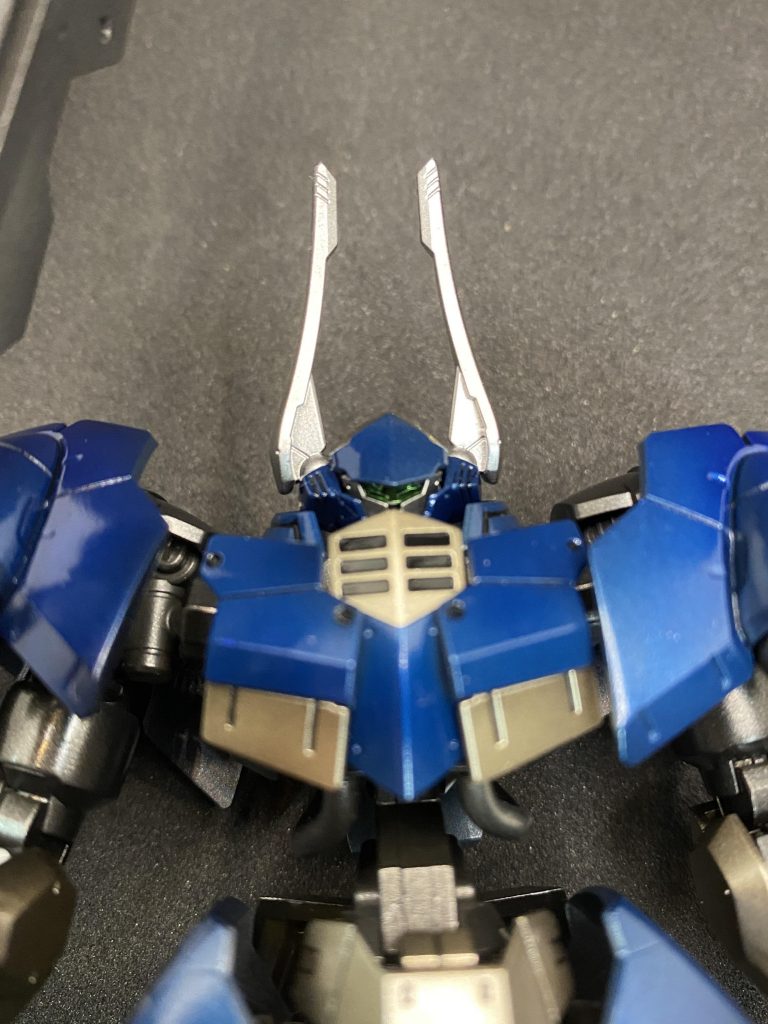 バイザー部分はラピーテープで再現してみました。