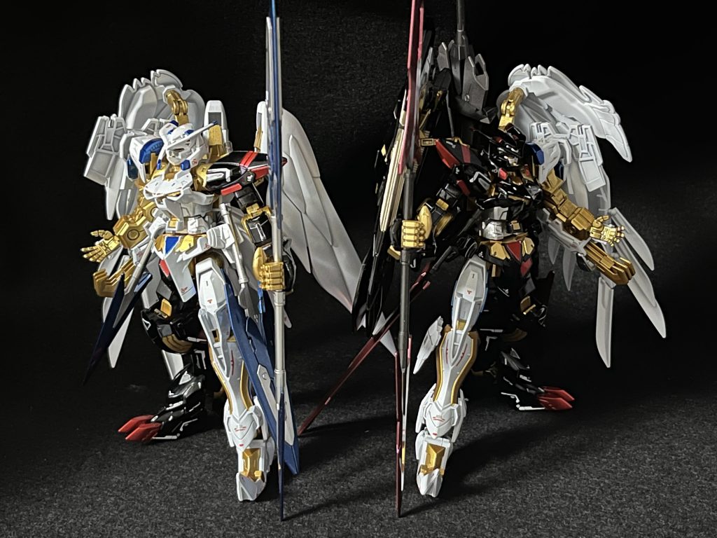 2機揃いの立ち画②リアルな兵器というよりも、翼や大剣などを持たせることでアニメやゲーム等に出てくるようなロマン機を目指しました。また、ゴールドフレーム天が基ということで銃火器などは持たせず、剣や槍を主兵装とし、優雅さ(?)を保てるようにしました。