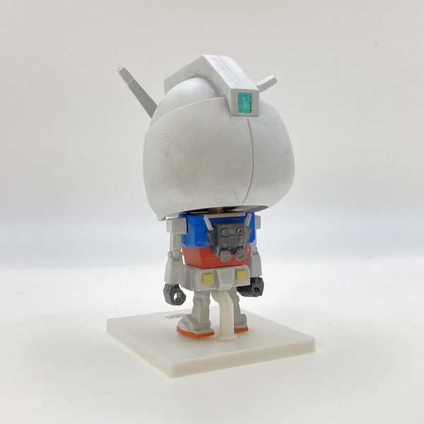  smart9月号付録の「1/1 ガンプラくん」です筆塗りでちゃっちゃと製作のはずが…気がつけばサフを吹き、せなすけさんが紹介されていた「化粧パフでスタンピング塗装」をやってみようと思いついたりして割と時間がかかってしまいましたwさて今回使われているLIMEXという素材、割と難のあるプラでして、モロいので白化はもちろん、傷がつきやすいのでクリップで固定しようものなら歯型のように跡がつくので、「割れるんじゃねーか？」と、いつまでも使っていられません塗料ノリも良い気がしないので、ヤスリかサフで足つけしないと綺麗に定着しません(このへんは自身のテクニック不足なのでしょう)とはいえベアブリックの様に無数に塗装パターンが出来そうなので、何体か造りたくはなりますね(1,000円すんだよなー)（3枚目）