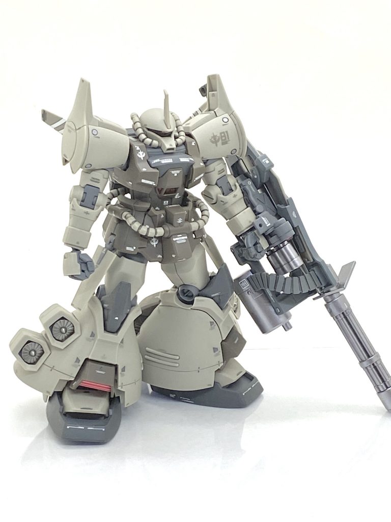 グフ・フライトタイプはグフ飛行試験型のコンセプトを引き継いだ機体ですが飛行タイプの試作の為にジオン本国で再設計、生産されたパーツを多用しているグフカスタムとの共通点も多数あるので難しい事は考えず、なるべくグフカスタムと同じ個所、同じデザインのデカールを貼って共通点を出しました。機体番号の81はグフ・フライトタイプの形式番号がMS-07H-8なのでその一番下の数字と一番機の意味で81にしたのですが・・・ガンダムEz8と同じになってしまいましたが仕方ないと思いました(笑)。