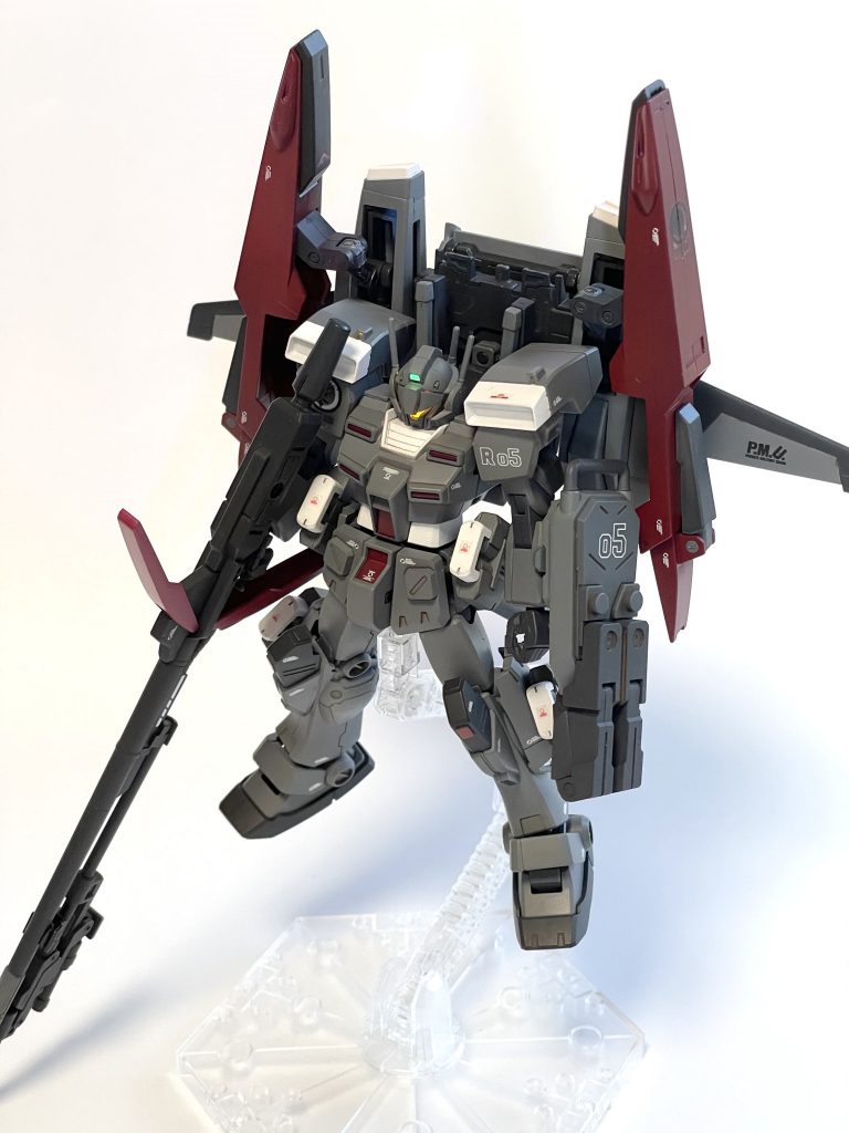 合体！急にこんなこと言うのもあれですが実はジムⅢの肩ミサイルがめちゃくちゃ好きでして、Gディフェンサー合体時に干渉するので外さないといけないのが嫌でした。なので先述したバックパックの配置の奥化のほか、バックパックとディフェンサー間にジョイントを噛ませてディフェンサー接続位置を若干下にずらし、肩ミサイルとの干渉をクリアしています。 