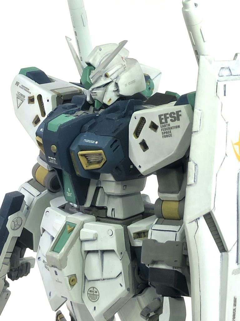 本来ならば量産型は肩部分は胴体と同じ色なのですが、好みで白塗装にしています。ハンドパーツは市販品を使用していますが、親指が他の指に埋まっているので切り離し改めて別々にして自然になるように加工しました。(両手とも)そういえば後頭部はエポパテで盛ってました、忘れてた…。