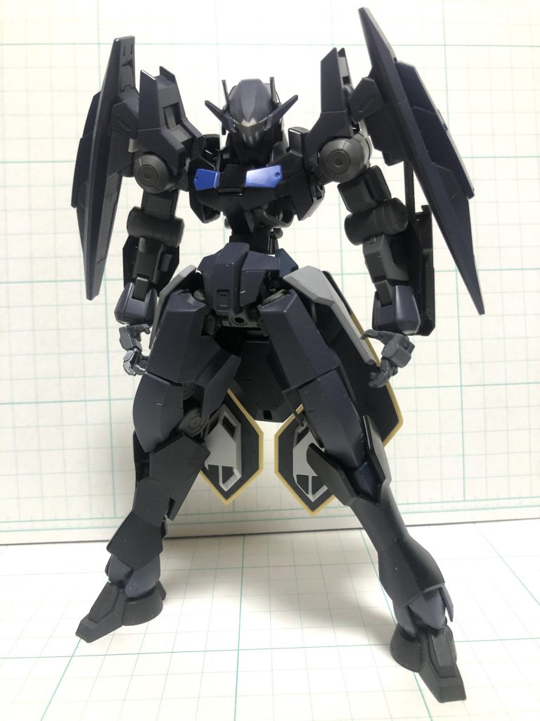 肩にGサイフォスのスラスター。腰に境界線機のメイレスレイキのスカートを取り付けています。足首はグレイズ地上用のオプションパーツを改造して履かせています。久々のガンプラ改造でリハビリがてら楽しく作成できました。