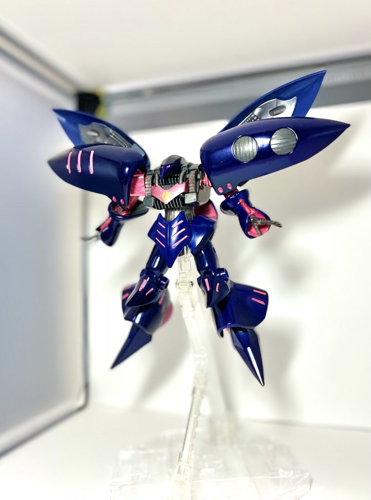 そして、プル機です。ディープメタリックブルーで塗装をしてその上にクリヤー塗料を重ねています。こちらは旧HGキットなので他の機体に比べて少し小ぶりなのがプルっぽくて可愛いです!笑