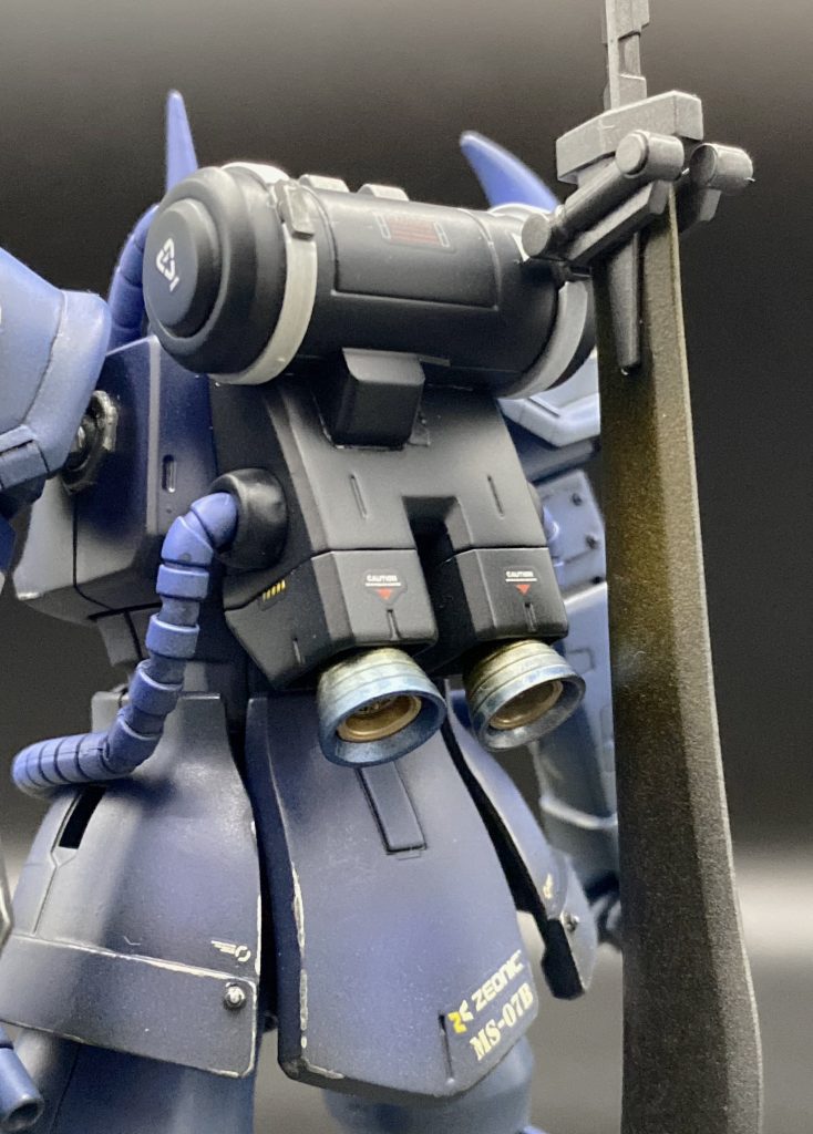 お気に入りのヒートサーベル懸下アーム。サーベルは、シールド裏に柄だけ収納できるのですが、ビームサーベルじゃ無いんだからそれはないでしよ?と追加したものの、アニメ見返したら普通に刀身伸びててビックリ😖