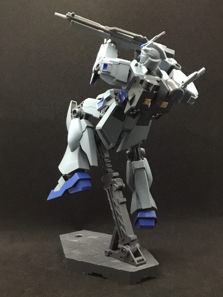 同じポーズを後ろから。