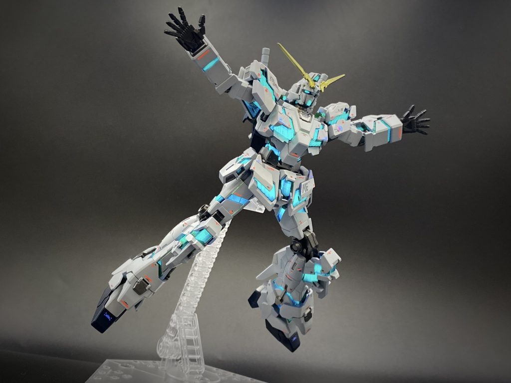 ユニコーンを綺麗に塗る！と決めた時点でコロニーレーザーを受け止めるシーンしか頭になかったので、武器や握り拳は作っていません。今後もこのポーズのままブラックライトに照らされ、、我が家のプラモ棚を守り続けてくれる事でしょう。